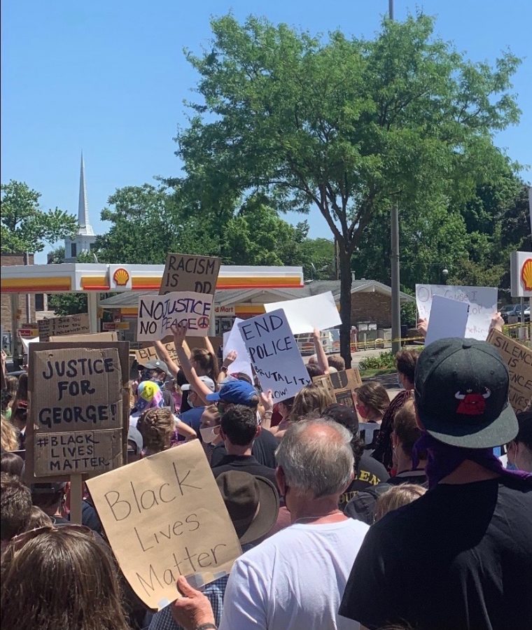 Protesters+walk+around+downtown+St.+Charles+with+BLM+signs+in+hand.