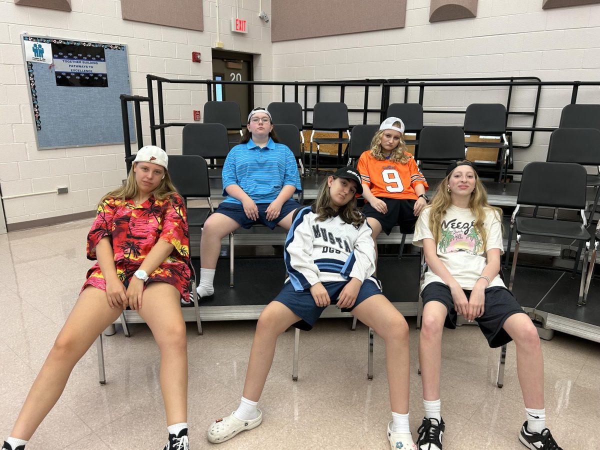 Junior Hailey Chatton, sophomores Nora Potts, Sydney Murvine, Courtney Dale and Vanessa Thomos